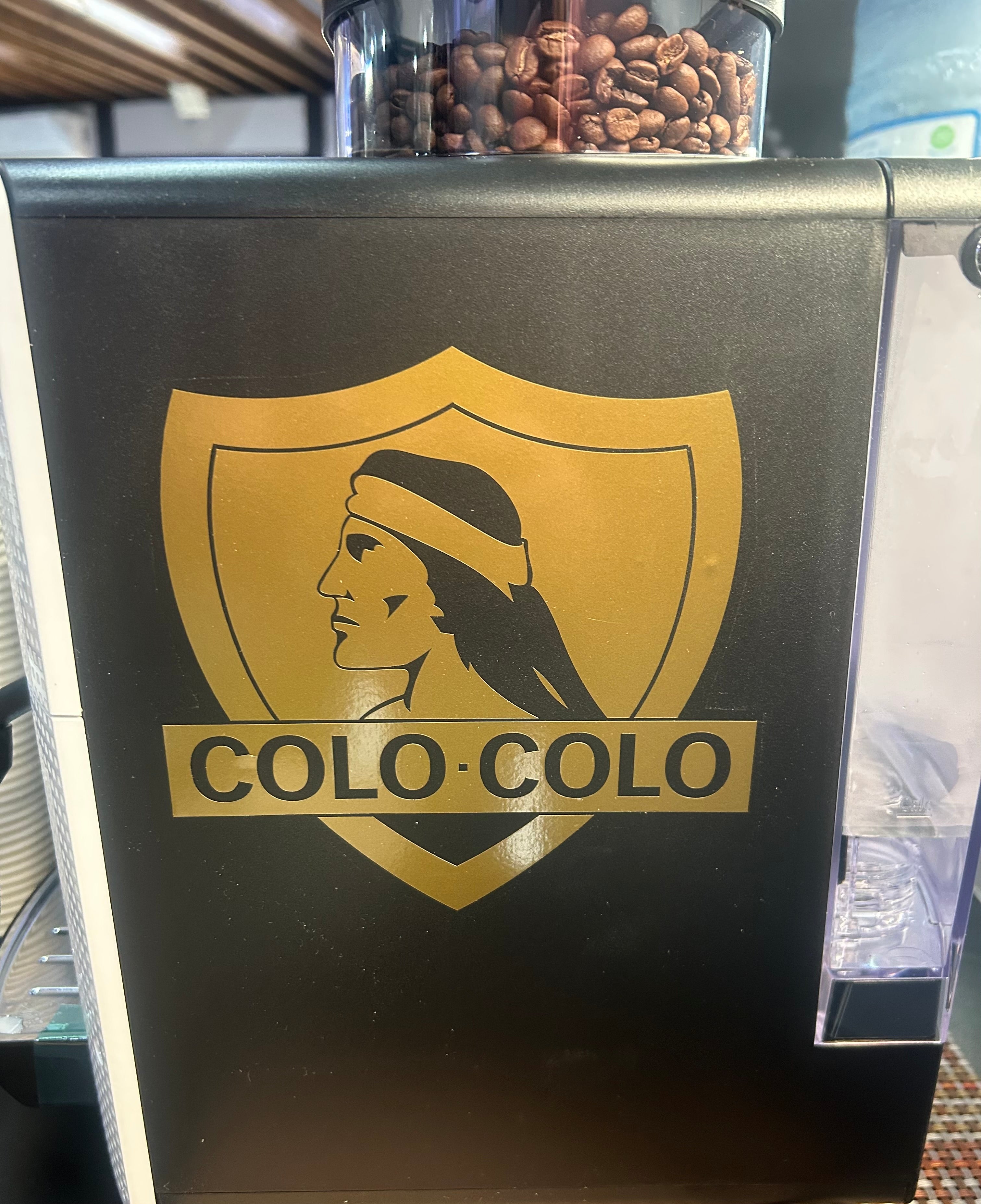 Máquina de café automatica Krups + café de Colo-Colo + sticker de Colo-Colo